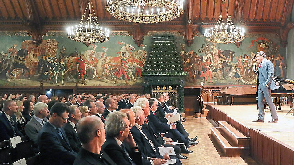 Landgerichtspr&auml;sident Dominic Mandl stellte in lockerer Weise die Mitarbeiter der Justiz und die hochrangigen Ehreng&auml;ste der Feierstunde im Rathausprunksaal vor.