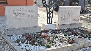 Am Priestergrab in Frontenhausen ist der Name zu lesen. Am Priestergrab in Frontenhausen ist der Name zu lesen.