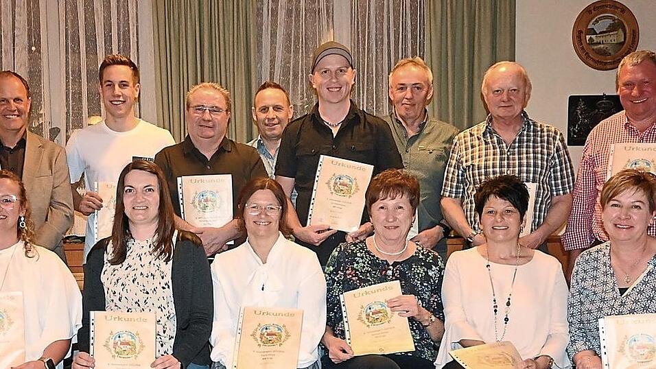 B&uuml;rgermeister Leonhard Berger (2.v.l.) gratulierte den erfolgreichen Sch&uuml;tzen.