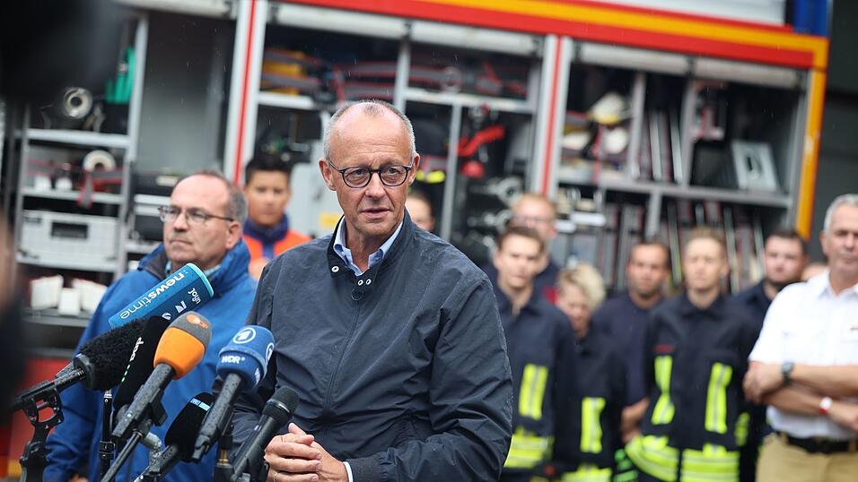 Bundeskanzler Merz dankte den zahlreichen Helferinnen und Helfern für ihren Einsatz. Bundeskanzler Merz dankte den zahlreichen Helferinnen und Helfern für ihren Einsatz.