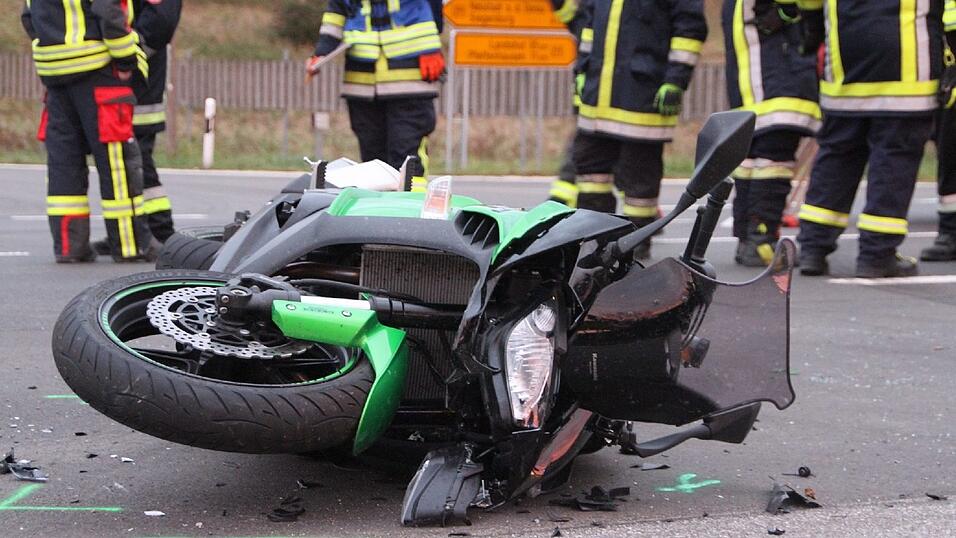 Tragischer Verkehrsunfall am Samstag auf der B299 bei Siegenburg (Kreis Kelheim). Tragischer Verkehrsunfall am Samstag auf der B299 bei Siegenburg (Kreis Kelheim).