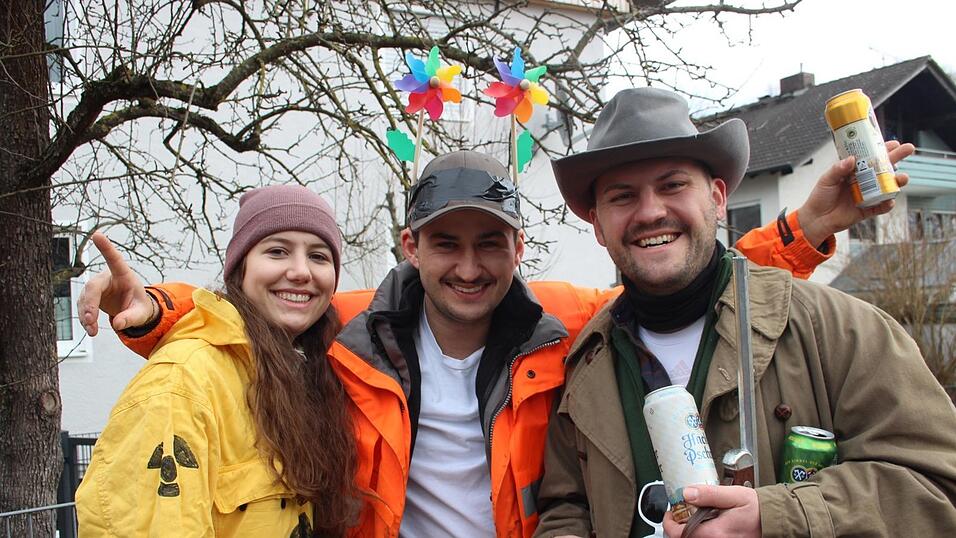 Viele Faschings-Fans haben sich am Samstag den Umzug in Langenbach angesehen. Viele Faschings-Fans haben sich am Samstag den Umzug in Langenbach angesehen.