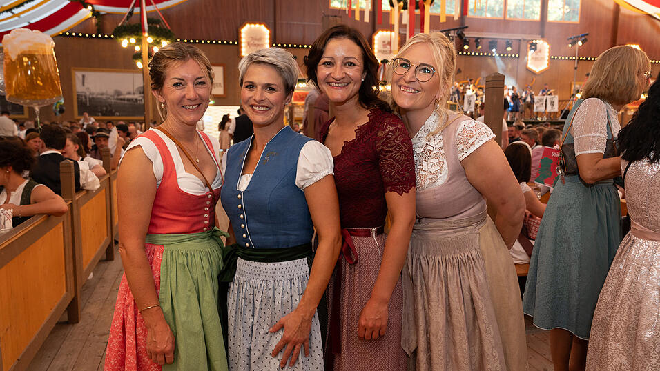 Die Partybilder vom Freitag, 18. August 2023, aus dem Festzelt Krönner. Die Partybilder vom Freitag, 18. August 2023, aus dem Festzelt Krönner.