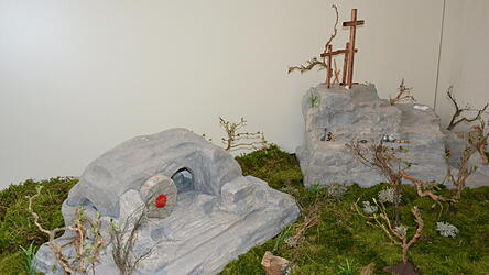 'Gekreuzigt, gestorben und begraben, hinabgestiegen in das Reich des Todes, am dritten Tage auferstanden von den Toten. . .', hei&szlig;t es im Glaubensbekenntnis &uuml;ber die letzten Tage von Jesus Christus - und so zeigt es auch diese krippenartige Darstellung in der Stadtpfarrkirche mit der Kreuzigungsszene auf Golgota (rechts) und dem offenen Grab.