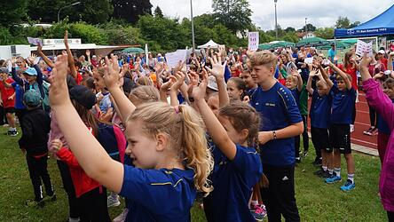 Nach den Jahren der Einschränkung wegen der Corona-Pandemie starten die Sportvereine im Landkreis Cham durch. Die Mitgliederzahlen steigen, vor allem Kinder und Jugendliche betätigen sich sportlich. Derzeit eindrucksvoll zu sehen bei den vielen Veranstaltungen der Olympiade des Landkreissports - hier im Bild Teilnehmer des BSJ-Multicups in Bad Kötzting.