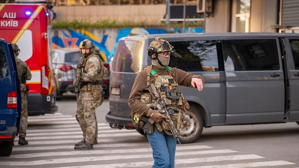 Polizeikr&auml;fte sperren zum Schutz von Zivilisten eine Stra&szlig;e in Kiew bei einer Schie&szlig;erei - allerdings sollen sich Berichten zufolge nicht alle Beamten so professionell verhalten haben.